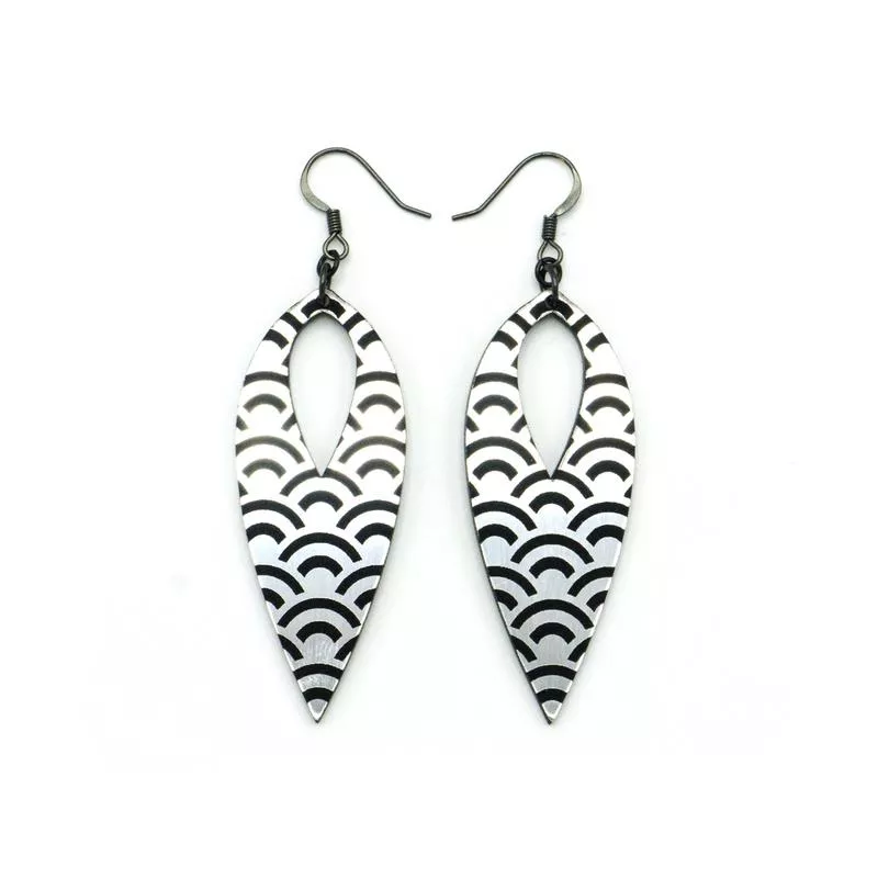 Nativas [32] // Acrylic Earrings – Brushed Silver, Black